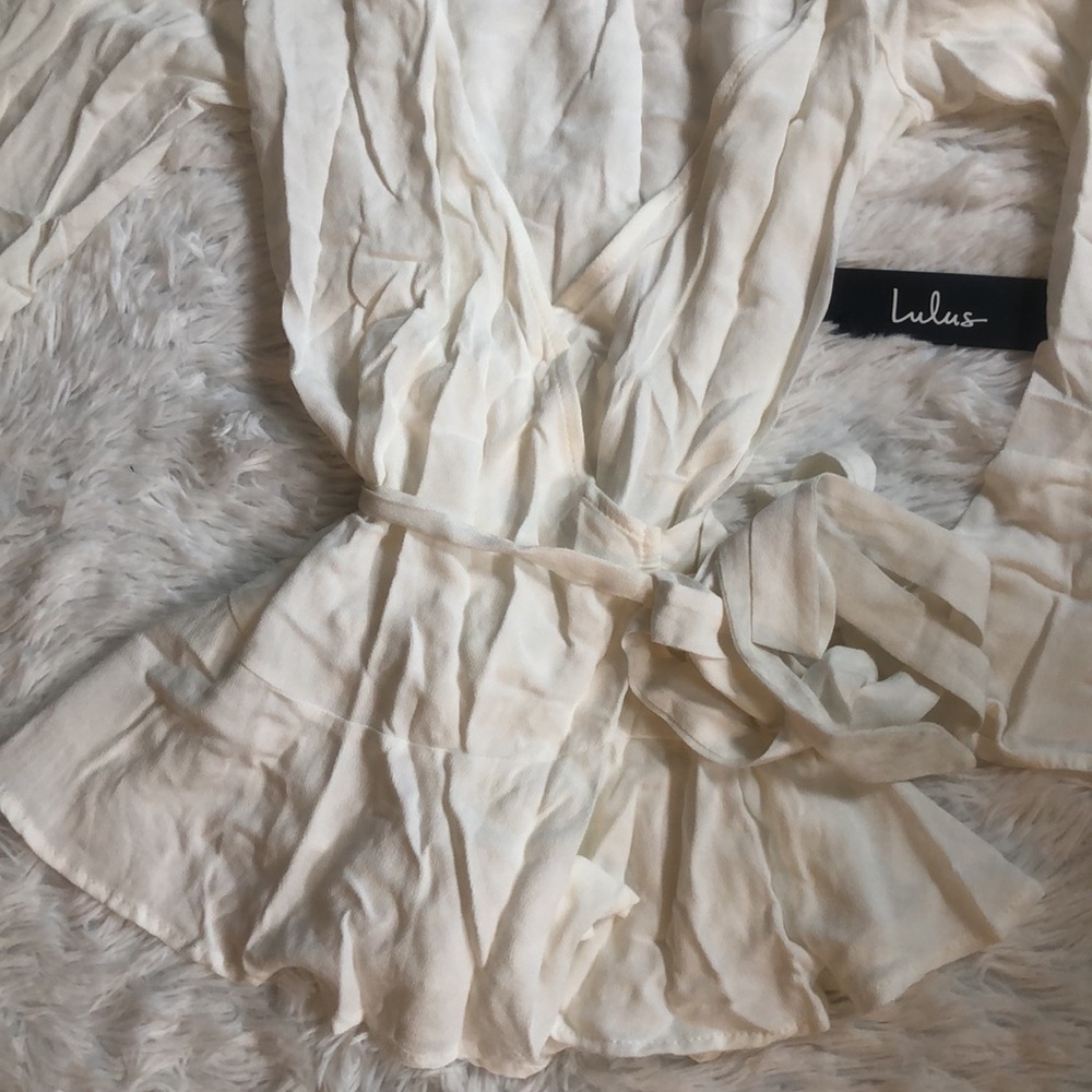 Lulu’s NWT white bell sleeve wrap top 🔥 - Picture 4 of 8